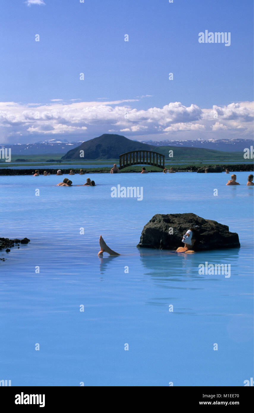L'Islande. 73320. Bains naturels de Myvatn. Spa géothermique. Femme avec masque. Banque D'Images
