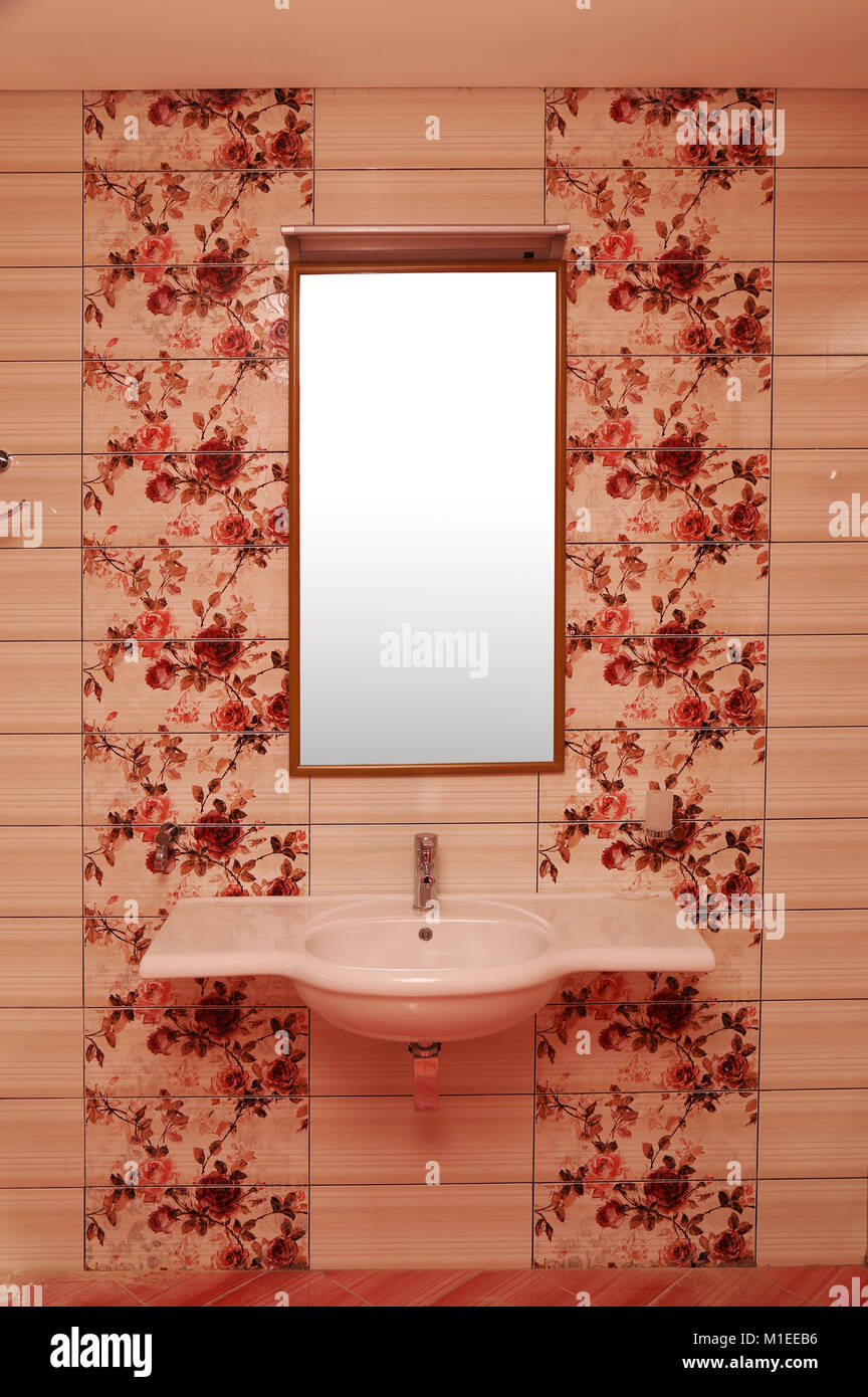 Lavabo avec miroir - une salle de bains moderne Banque D'Images