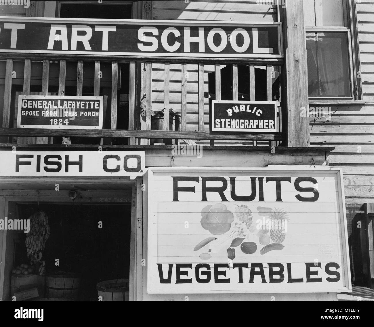 Store front avec divers petits commerces commercial fort beau, signes, Caroline du Sud, USA, 1936. À partir de la Bibliothèque publique de New York. () Banque D'Images