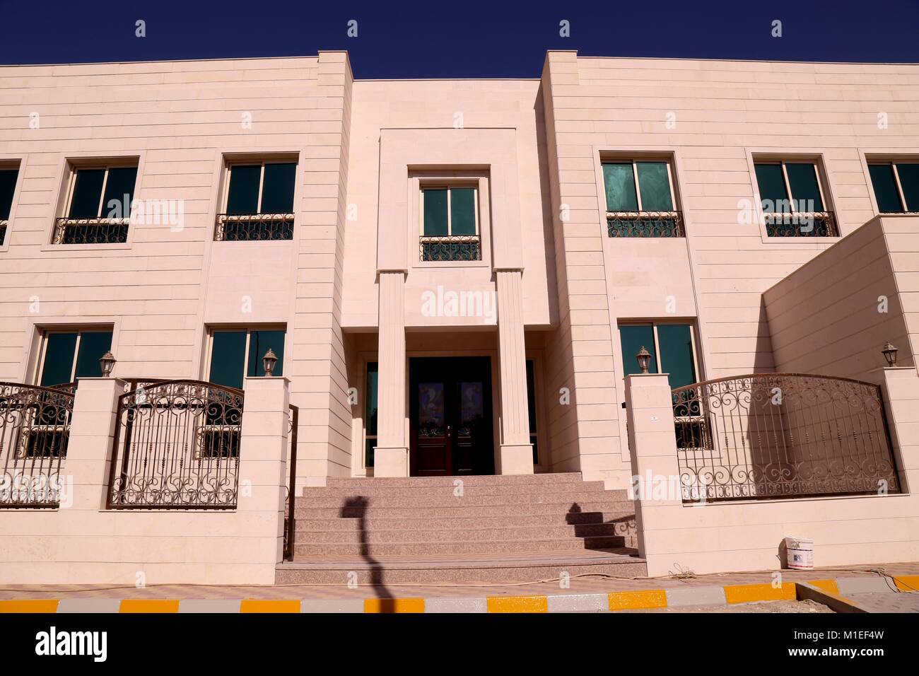 Villa contemporaine avec bardage en pierre naturelle - tourné à partir de Dubaï Banque D'Images