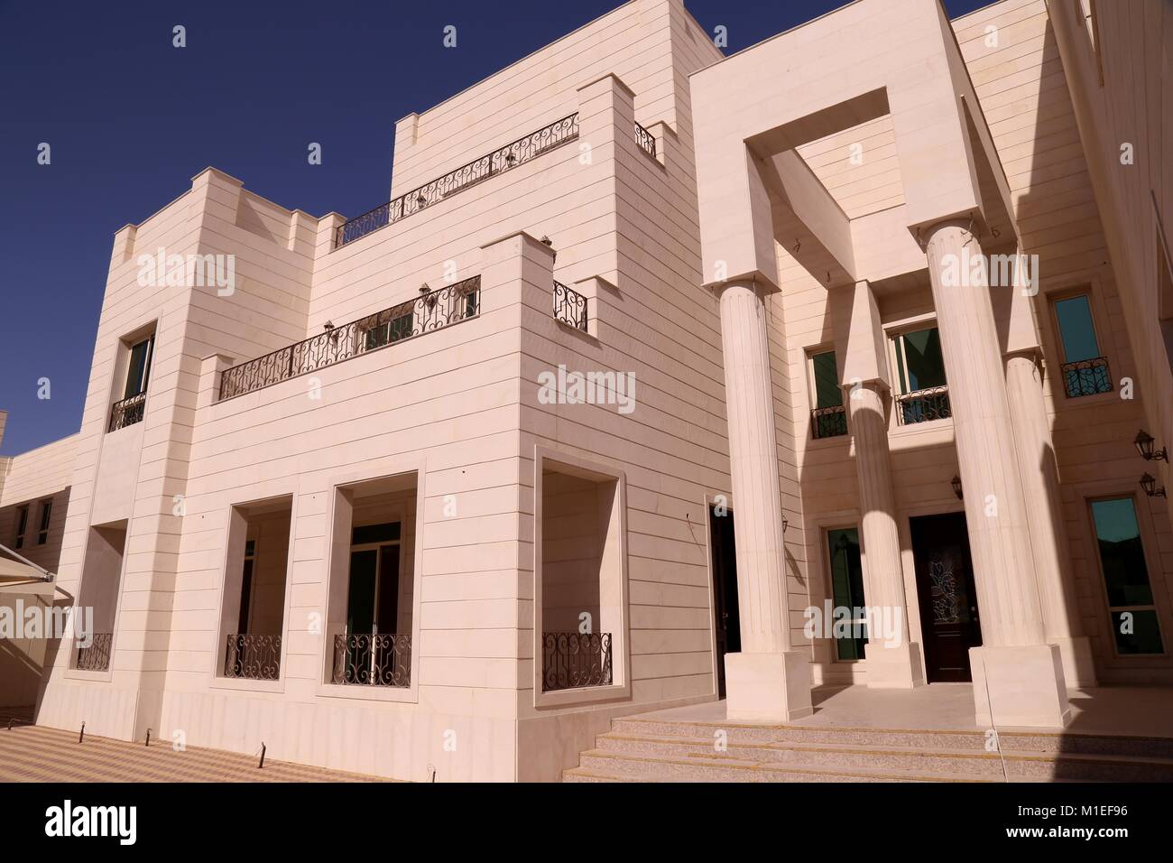 Colonnes décoratives à l'entrée d'une villa de style contemporain à Dubaï Banque D'Images
