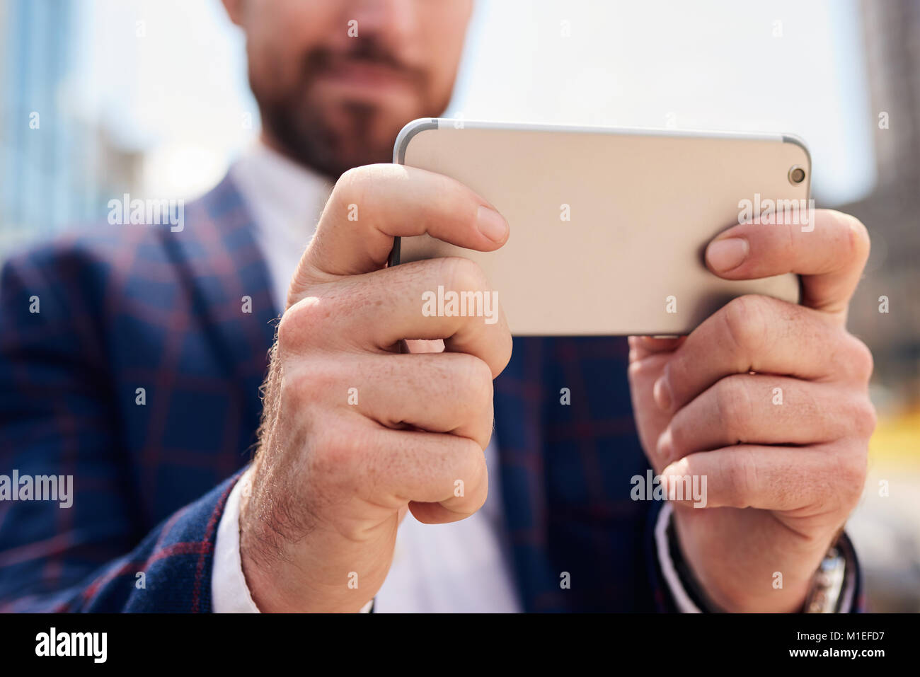 Close up of hands of businessman en utilisant son smartphone Banque D'Images