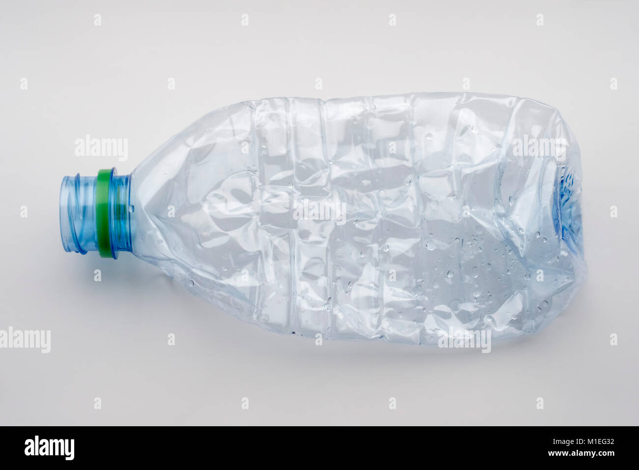 Seul écrasé Vide Bouteille Deau En Plastique Banque D