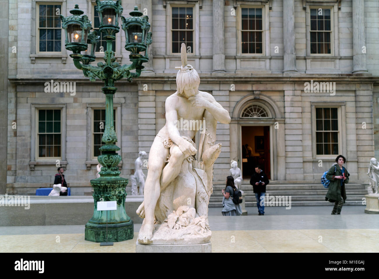 Une statue en marbre de Hiawatha par Augustus Saint-Gaudens (1848-1907) est dans l'aile américaine du Metropolitan Museum of Art. Banque D'Images