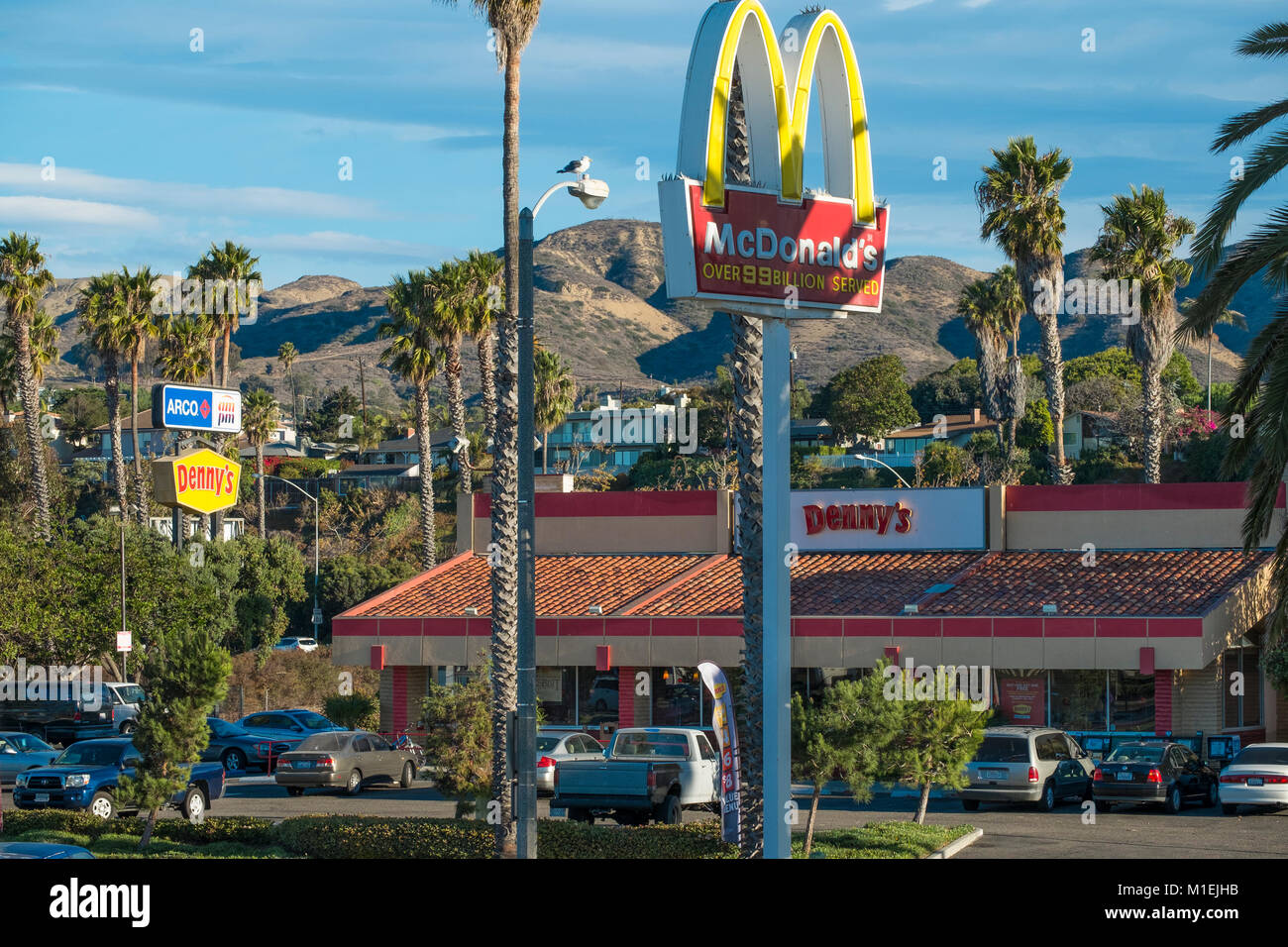 McDonald's et Dennys restaurants, Ventura, Californie, USA Banque D'Images