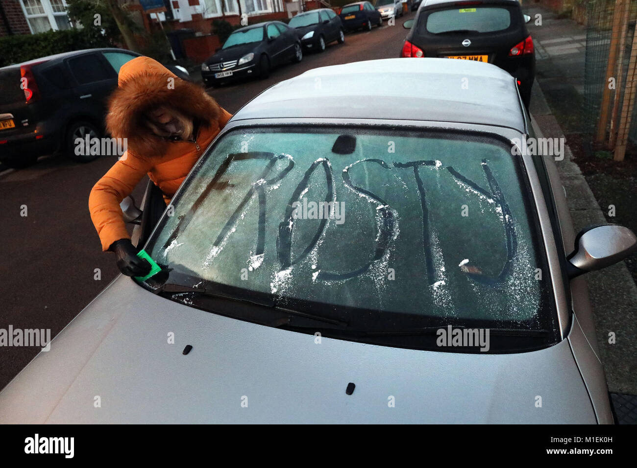 Montre : Pic de froid frappe Londres. Des températures de gel et frosty bonnettes pour les travailleurs d'entrer dans leurs voitures d'aujourd'hui. Pilotes nécessaires pour permettre à tim Banque D'Images