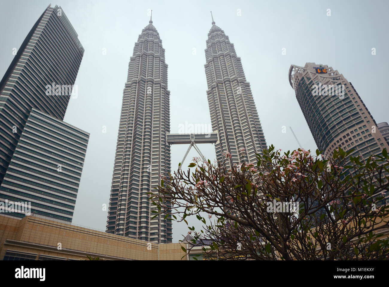 Kuala Lumpur, Malaisie - 5 novembre, 2014 : 88 Étages Petronas Twin Towers - l'attraction principale de Kuala Lumpur. C'est le plus haut Twin Towers de th Banque D'Images