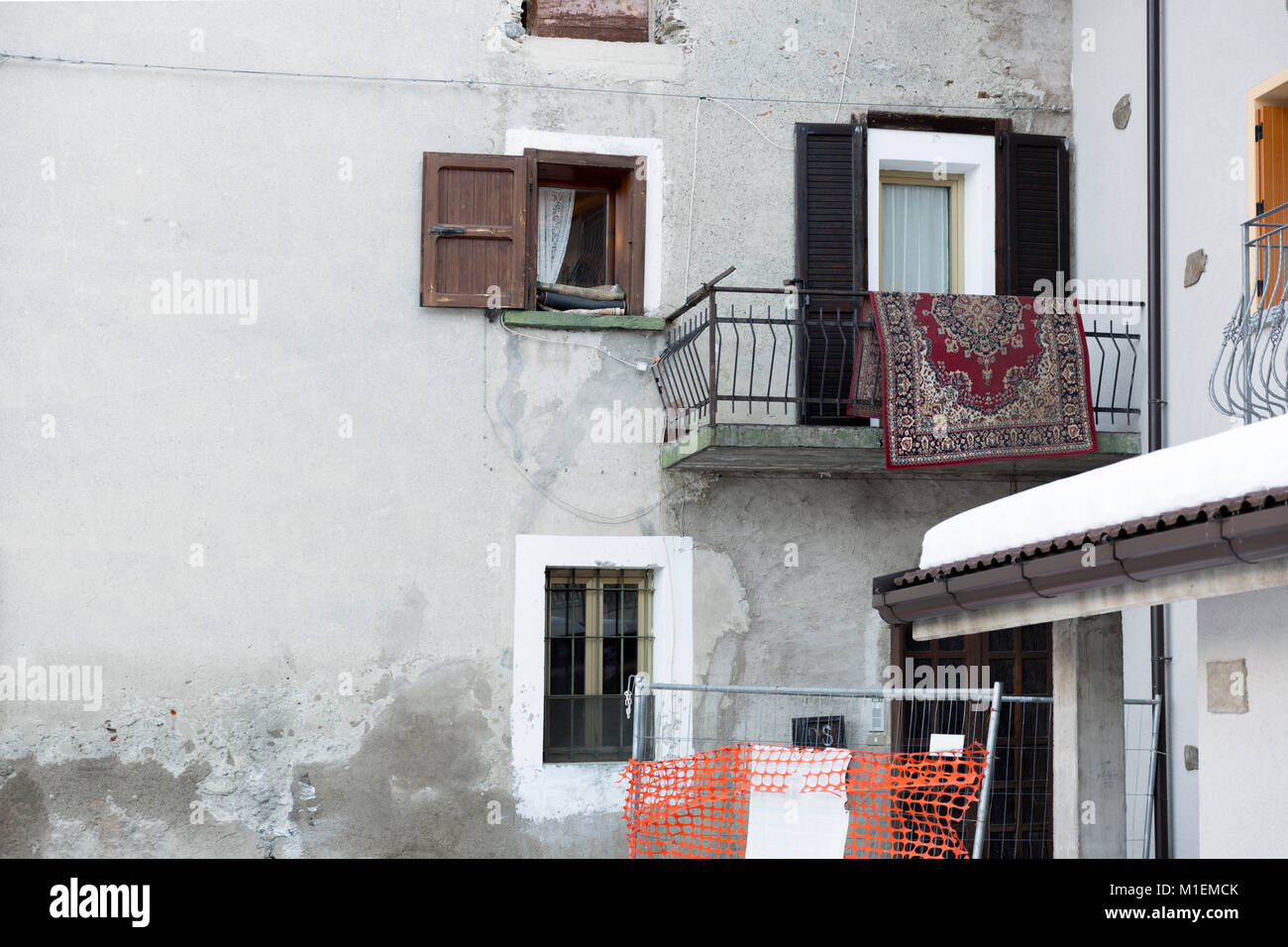 Le séchage des tapis sur un balcon à l'italie Banque D'Images