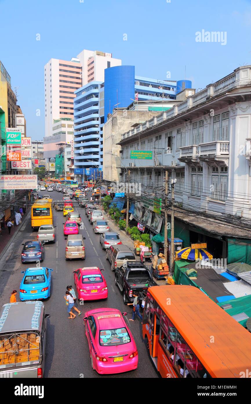 BANGKOK - 7 décembre : Les gens conduisent en embouteillage le 7 décembre 2013 à Bangkok. Bangkok est la plus grande ville de la Thaïlande avec 14 millions de personnes livin Banque D'Images