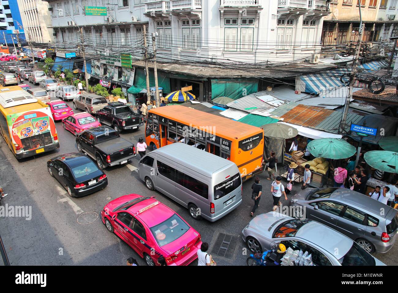 BANGKOK - 7 décembre : Les gens conduisent en embouteillage le 7 décembre 2013 à Bangkok. Bangkok est la plus grande ville de la Thaïlande avec 14 millions de personnes livin Banque D'Images