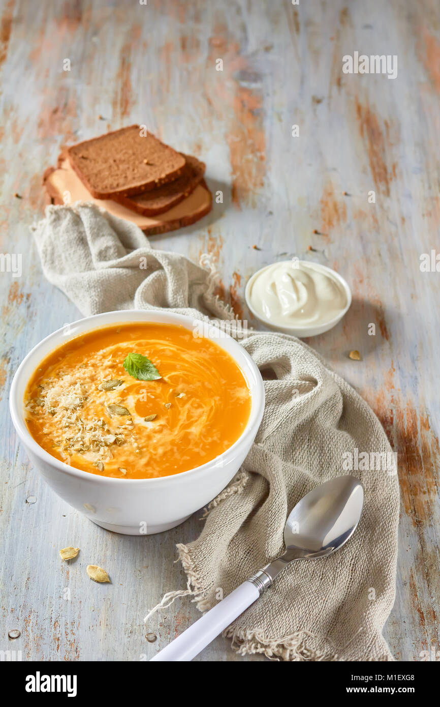 Soupe de potiron avec une crème de fromage Banque D'Images