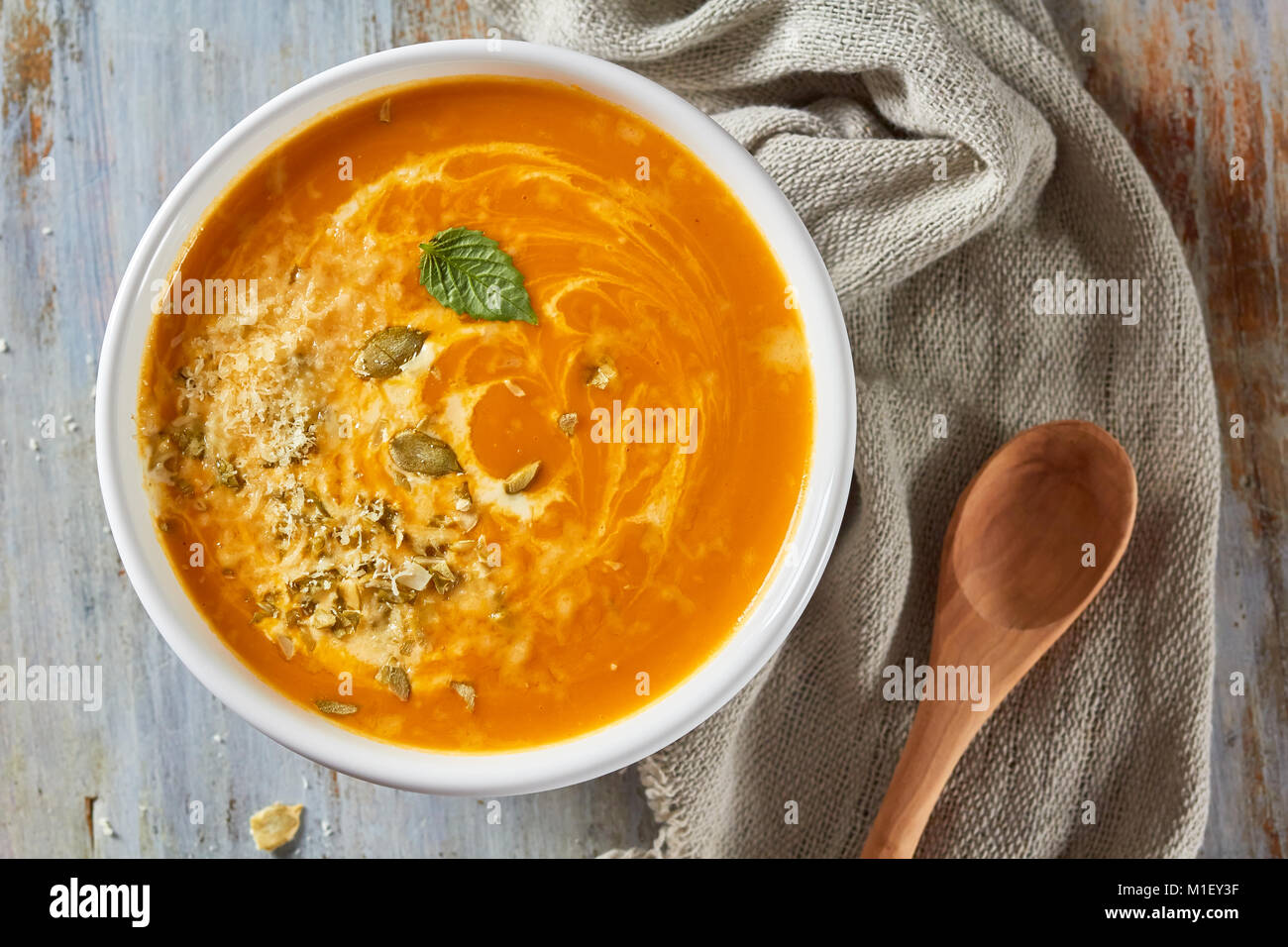 Bol de soupe au potiron avec parmigiano Banque D'Images