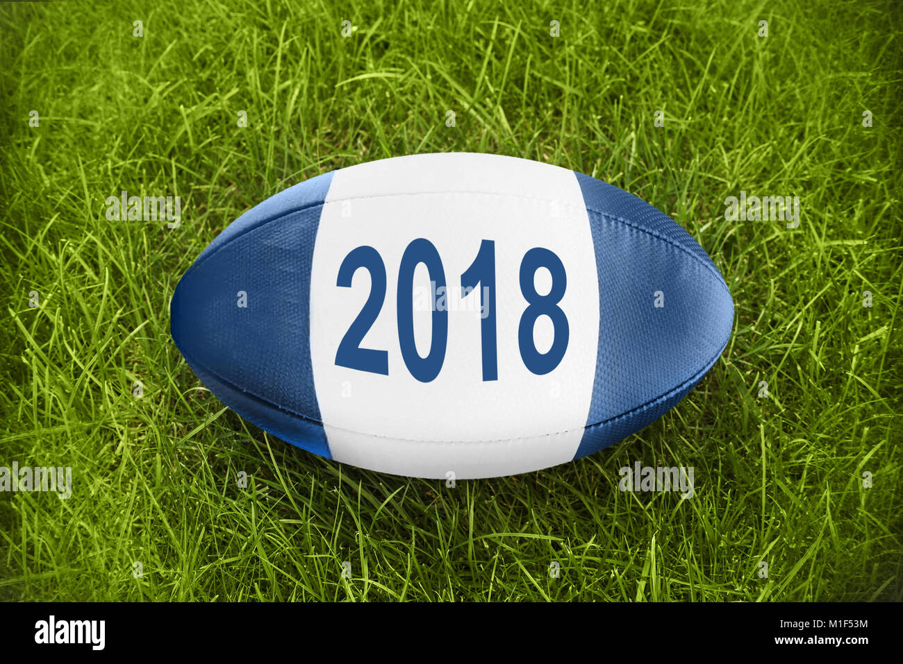 2018 écrit sur un ballon de rugby dans l'herbe Banque D'Images