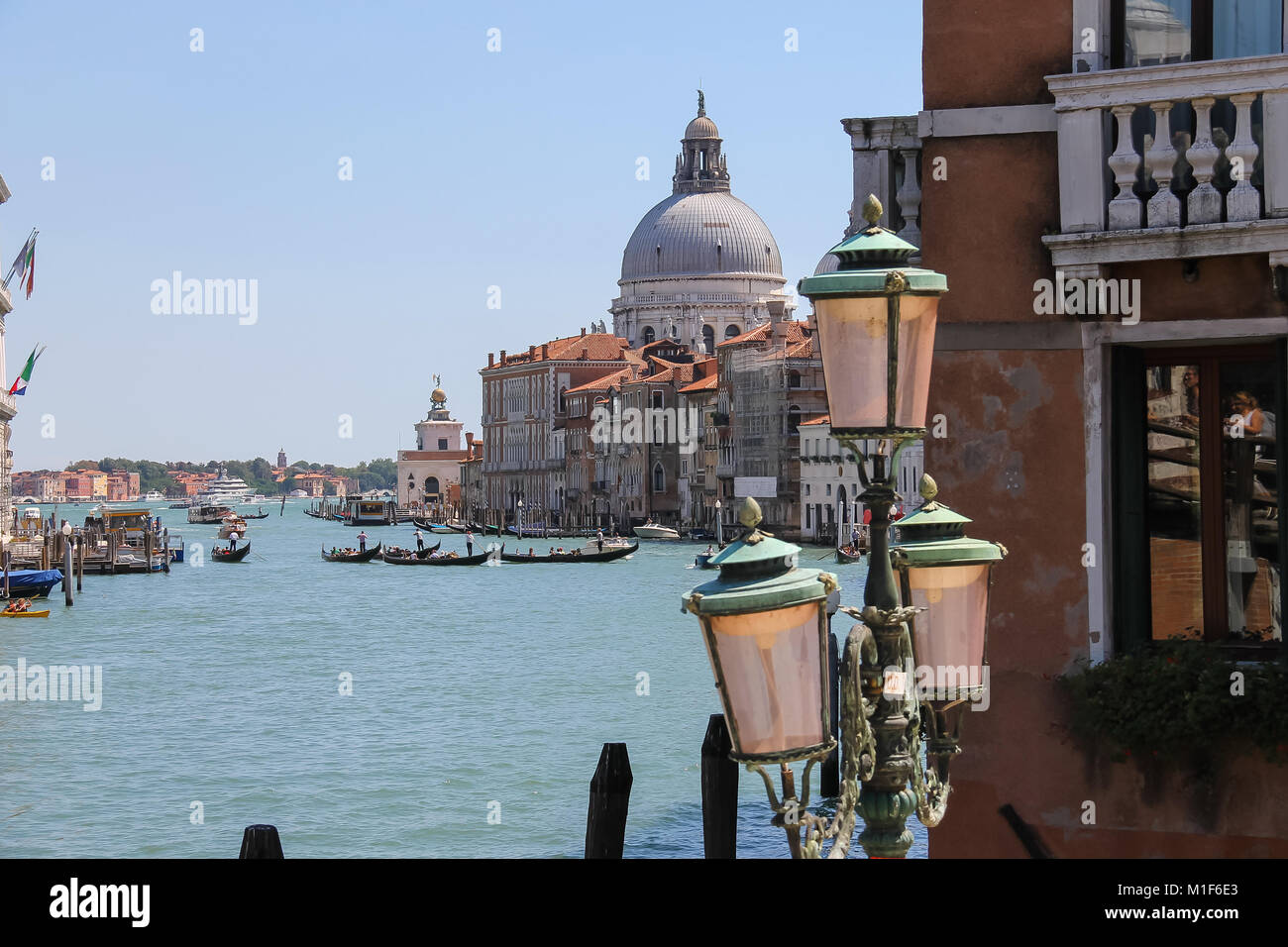 Venise, Italie - 13 août 2016 : Vue sur Grand Canal de pont de l'Accademia (Ponte dell'Accademia) Banque D'Images