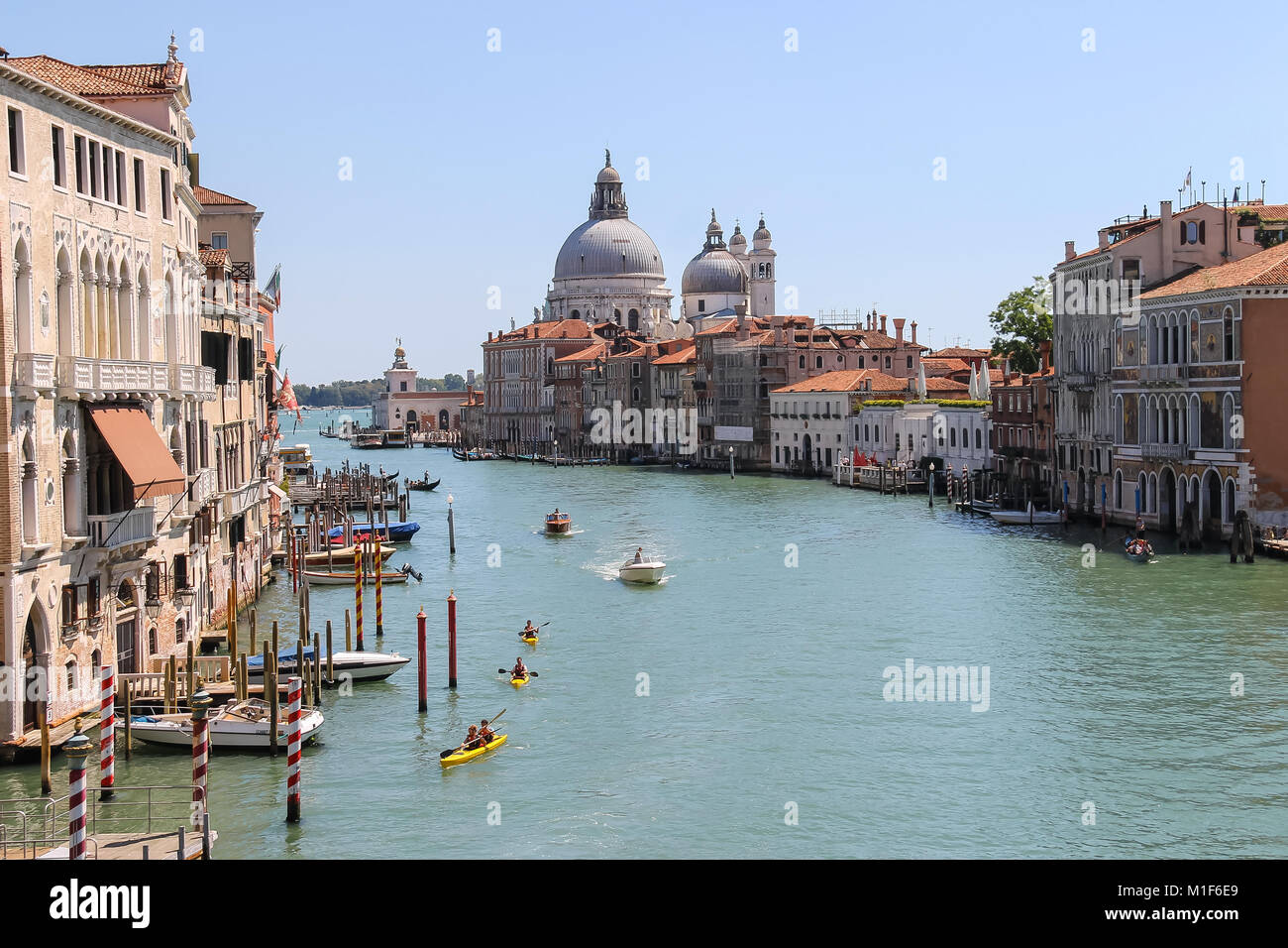 Venise, Italie - 13 août 2016 : Vue sur Grand Canal de pont de l'Accademia (Ponte dell'Accademia) Banque D'Images