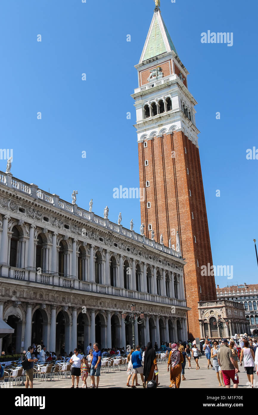 Venise, Italie - 13 août 2016 : sur la célèbre Place Saint Marc près de St Mark's Campanile (clocher) Banque D'Images