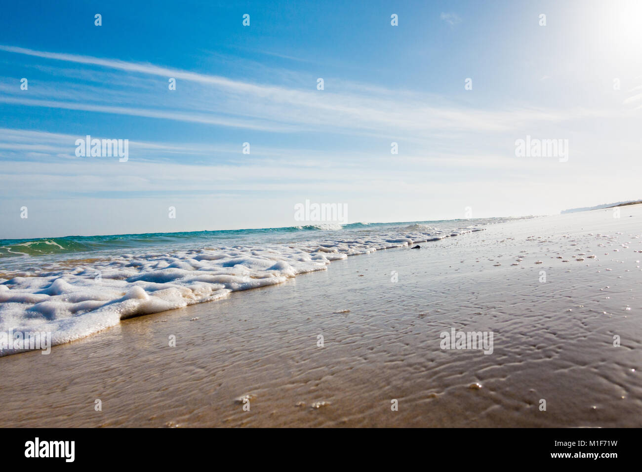 Le calme de la mer et du surf sur une plage de sable fin. été mer par beau temps avec ciel bleu. Belle plage de sable et des vagues transparente Banque D'Images