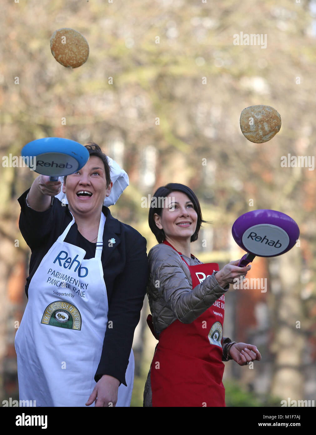 Tonia Antoniazzi MP (à gauche) et Lucrezia Millarini d'ITV News, lors du lancement de cette année, la course de crêpes parlementaire Rehab à Westminster, Londres. Banque D'Images