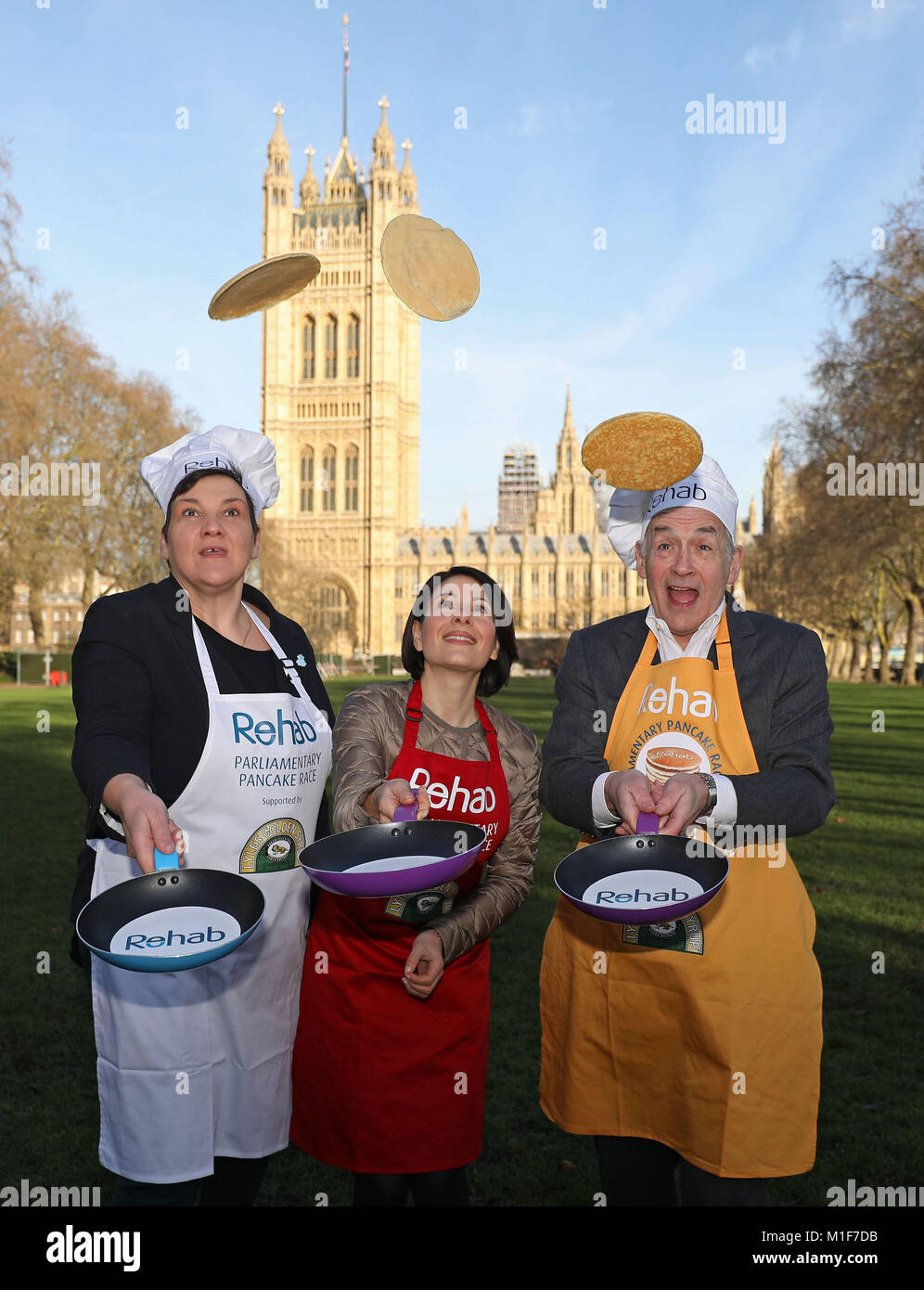 (De gauche à droite) Tonia Antoniazzi MP, Lucrezia Millarini et Alastair Stewart de ITV News, lors du lancement de cette année, la course de crêpes parlementaire Rehab à Westminster, Londres. Banque D'Images