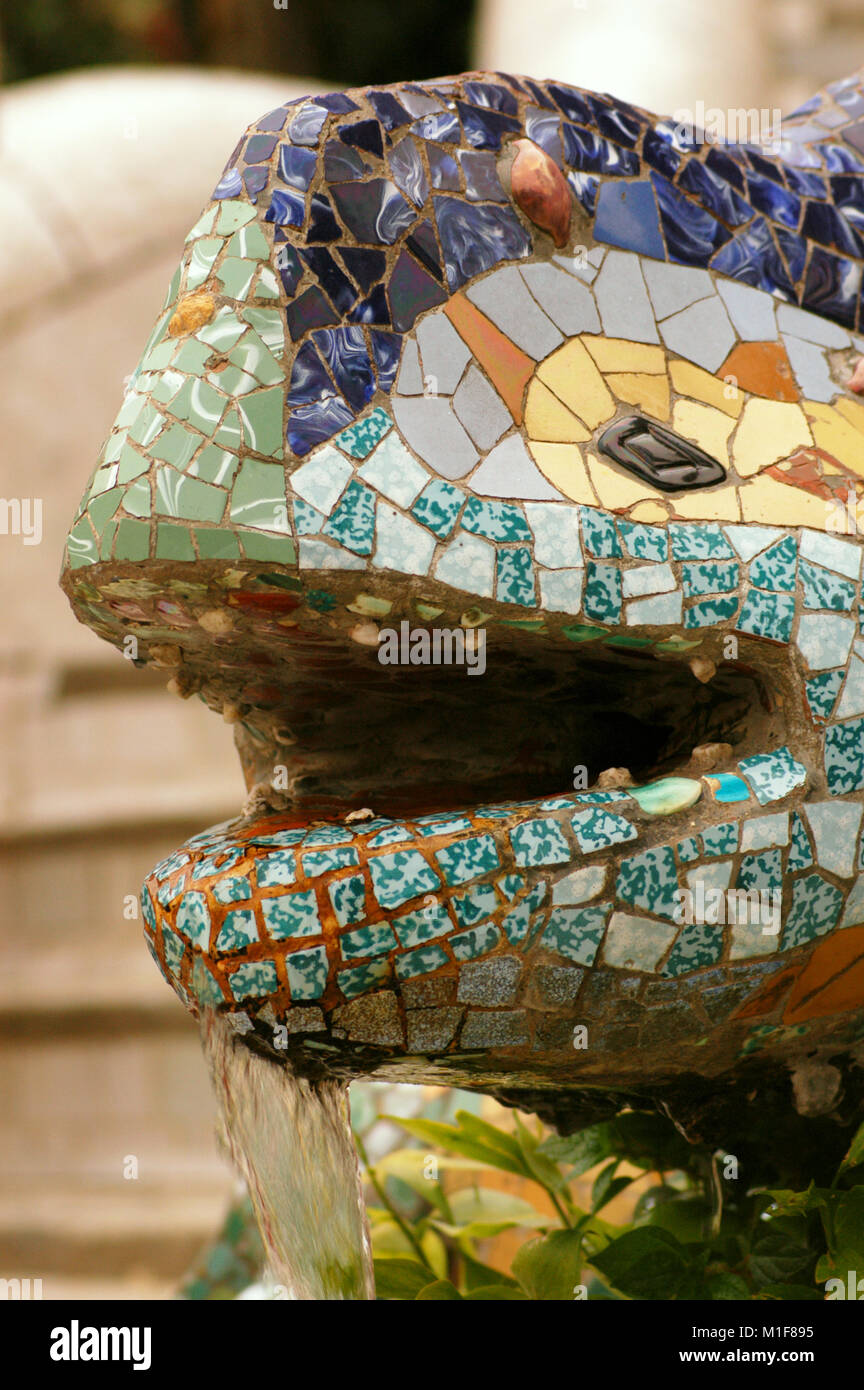 L'Espagne. La Catalogne. Barcelone. Parc Guell. Construite par Antoni Gaudi (1852-1926). Dragon à l'entrée. (1900-1914). Détail. La tête. Banque D'Images