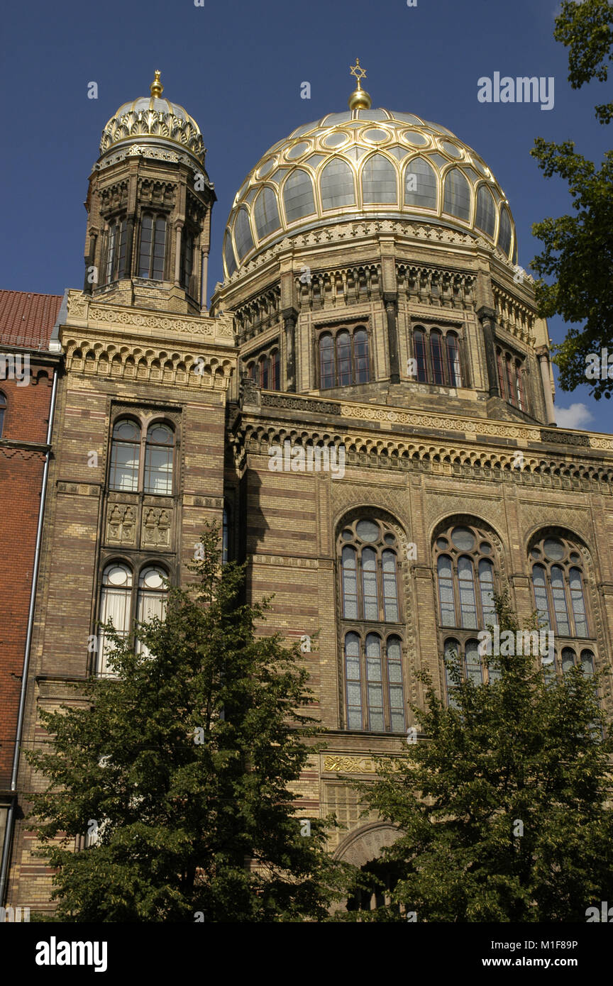 L'Allemagne. Berlin. Nouvelle Synagogue (Neue Synagoge). Construit en 1859-66 par les architectes allemands Eduard Knoblauch (1801-1865) et, après sa mort par Friedrich August Stuler (1800-1865). Il a été détruit par les Nazis pendant la Seconde Guerre mondiale et reconstruite entre 1988-1991 par Bernhard Leisering(1951-2012). Dôme avec nervures dorées et couronné par l'étoile de David. Banque D'Images