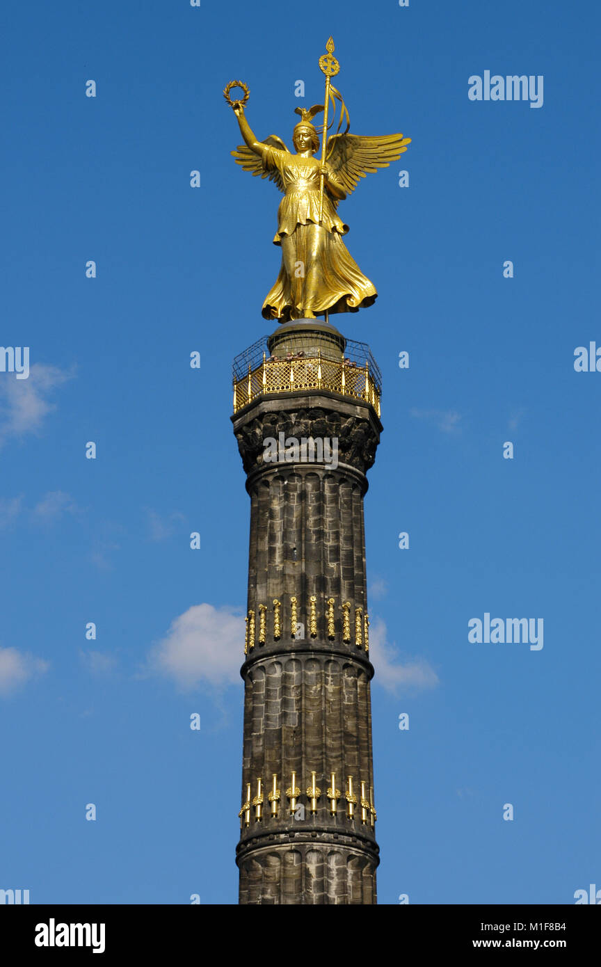 L'Allemagne. Colonne de la Victoire Berlin. Conçu par l'architecte allemand Heinrich Strack (1805-1880), après 1864. Il commémore la victoire prussienne dans la guerre Danish-Prussian bien que, comme le monument fut inauguré en 1873, la Prusse a également victorieux dans la guerre austro-prussienne et à la guerre franco-prussienne. Sur le dessus, est une sculpture en bronze de Victoria, conçu par le sculpteur allemand Friedrich Drake (1805-1882). Le parc du Tiergarten. Banque D'Images