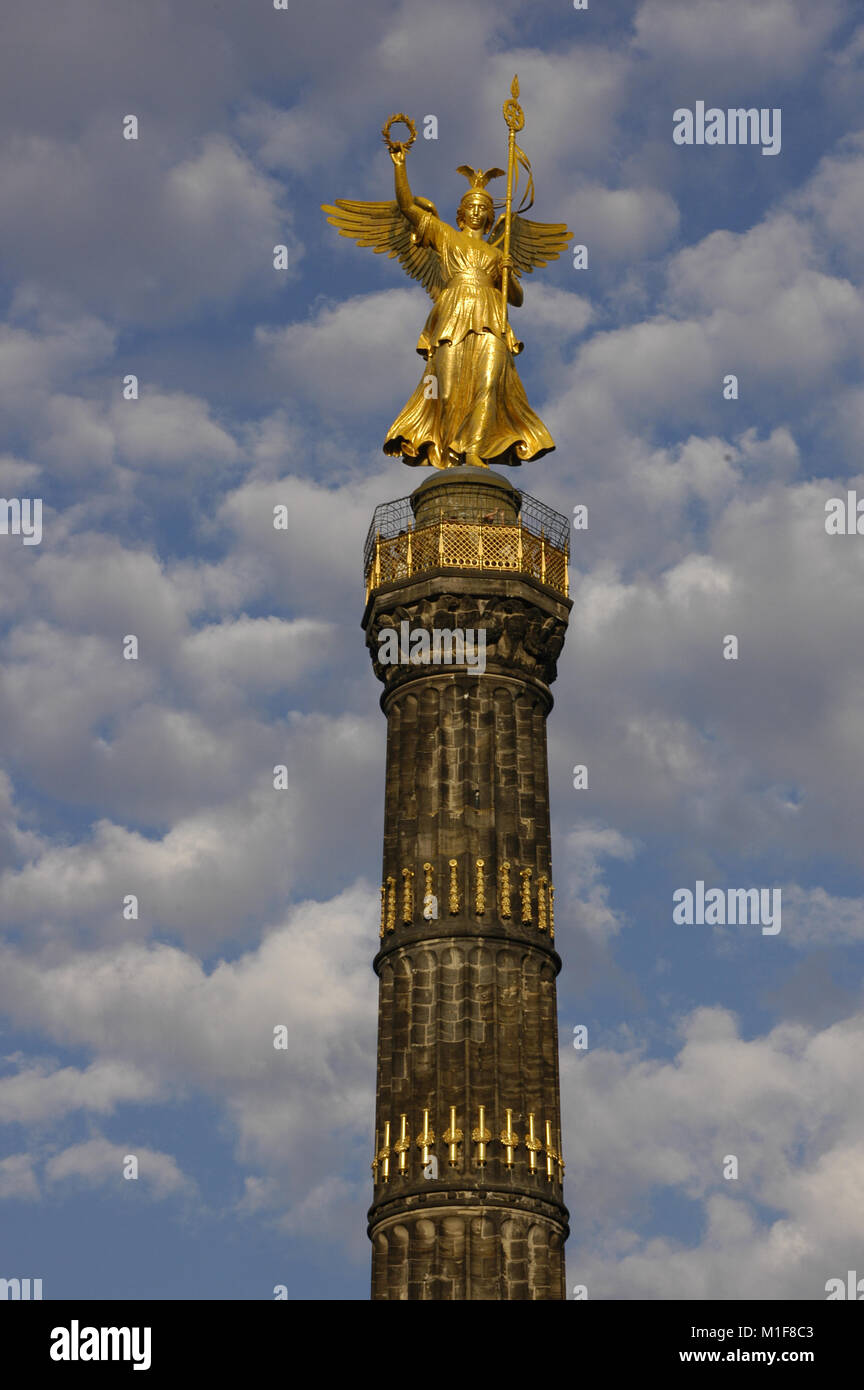 L'Allemagne. Colonne de la Victoire Berlin. Conçu par l'architecte allemand Heinrich Strack (1805-1880), après 1864. Il commémore la victoire prussienne dans la guerre Danish-Prussian bien que, comme le monument fut inauguré en 1873, la Prusse a également victorieux dans la guerre austro-prussienne et à la guerre franco-prussienne. Sur le dessus, est une sculpture en bronze de Victoria, conçu par le sculpteur allemand Friedrich Drake (1805-1882). Le parc du Tiergarten. Banque D'Images