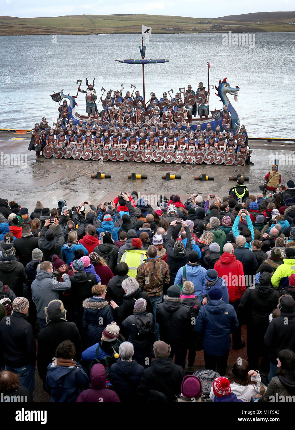 Les membres de l'équipe de Jarl vêtus de costumes Viking sur la cuisine après une marche dans les rues de Lerwick sur les îles Shetland pendant le Festival Up Helly Aa Viking. Banque D'Images