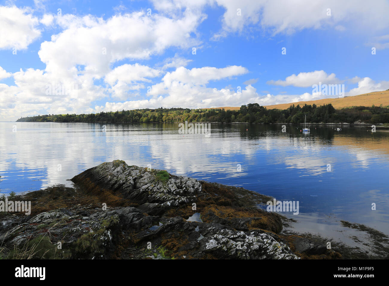 Vue sur le lac serein, kenmare façon sauvage de l'Atlantique dans le comté de Kerry, Irlande Banque D'Images