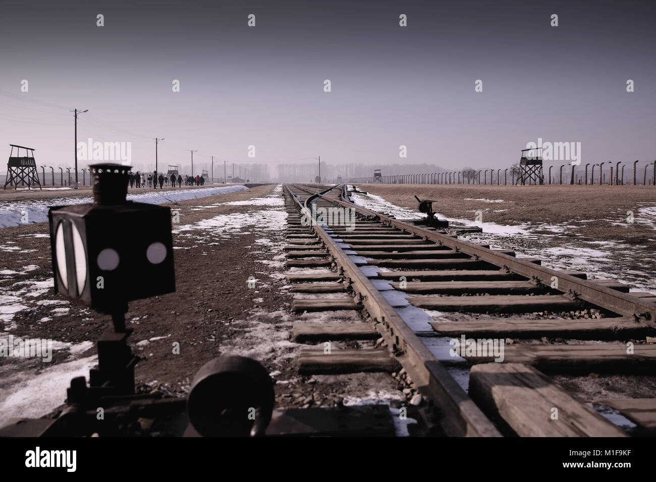 Ligne de chemin de fer et des points situés juste à l'intérieur de l'entrée d'Auschwitz II - Birkenau et le Musée commémoratif de l'Holocauste - Pologne Banque D'Images