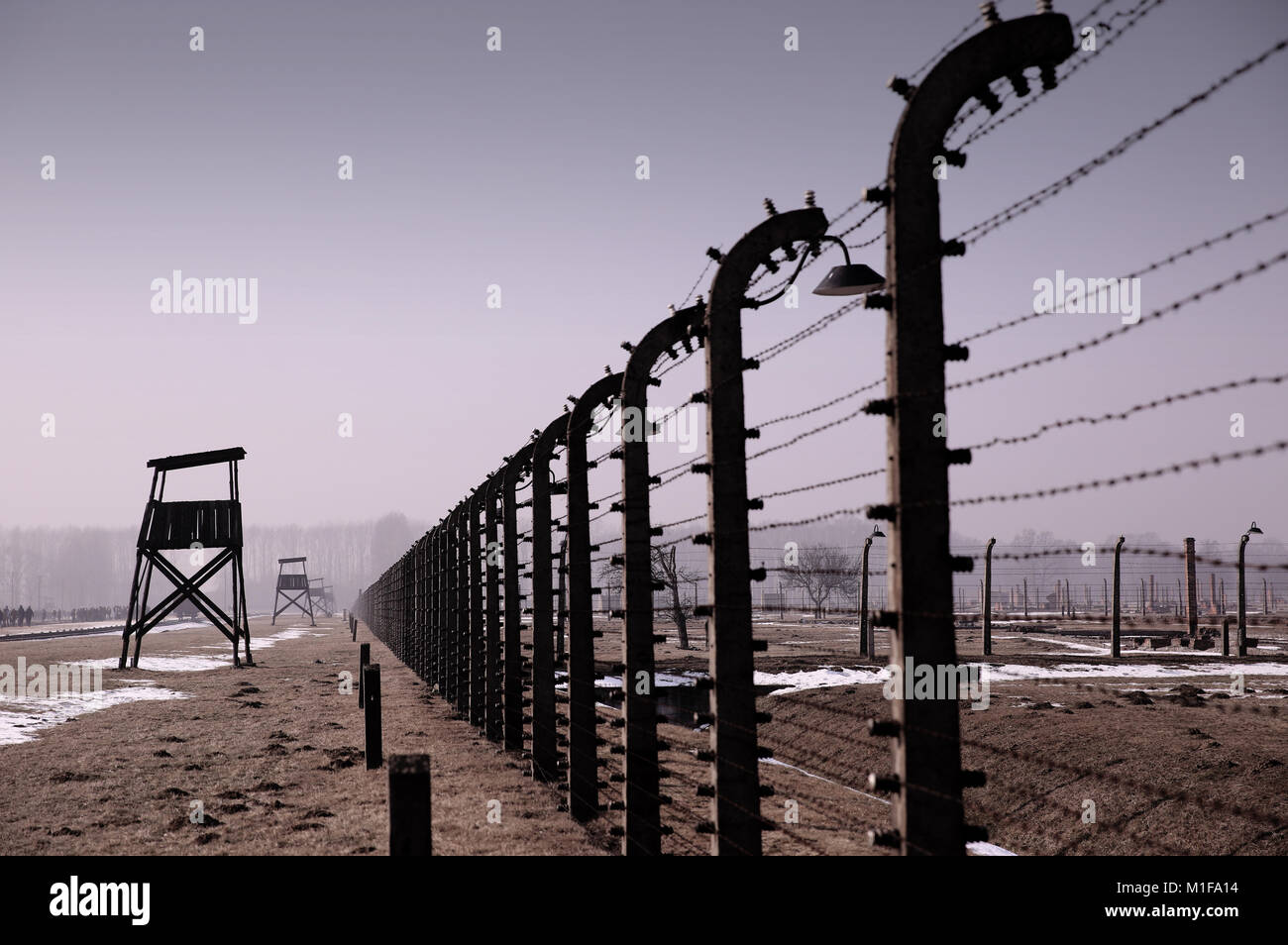 Les clôtures électriques et de guet entourant Auschwitz II Birkenhau ancien camp d'extermination. Banque D'Images