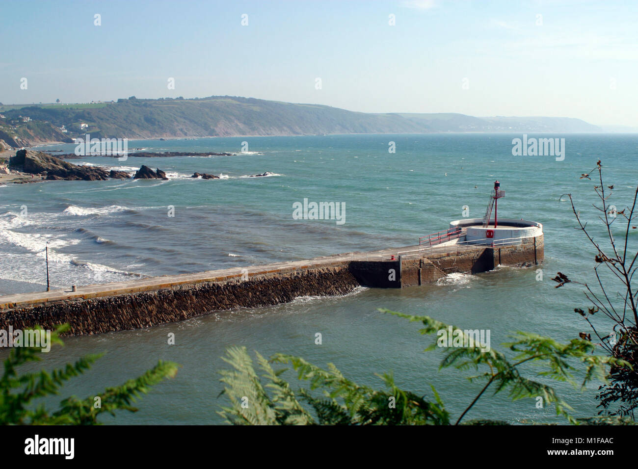 Vue sur la jetée de Banjo jusqu'à la pittoresque côte de Cornish, Looe, Cornwall, Angleterre, Royaume-Uni, Europe Banque D'Images