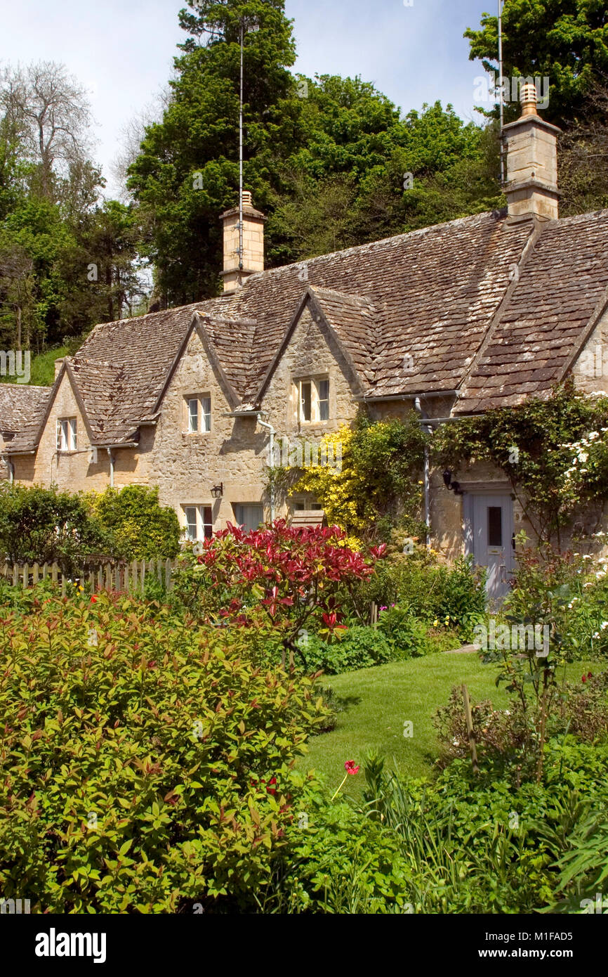 Les jolis jardins de Cotswold pittoresques cottages en Bibury village, Gloucestershire, England, UK Banque D'Images