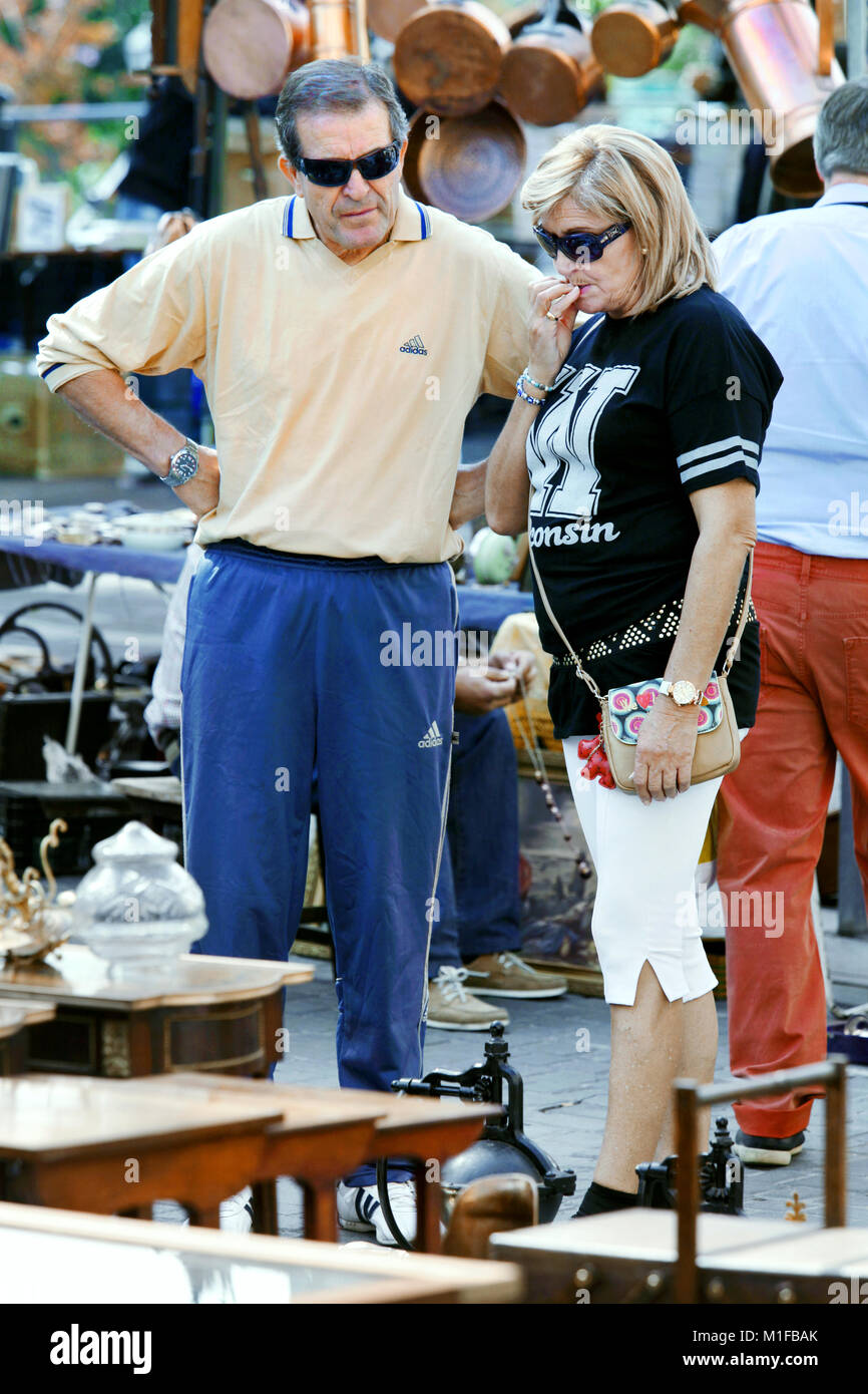 Les acheteurs potentiels au marché aux puces El Rastro, Madrid, Espagne Banque D'Images