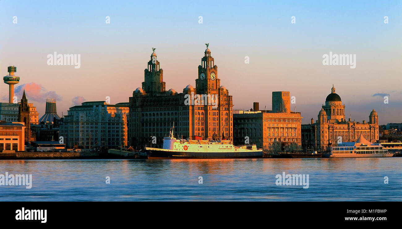 Un soir, vue sur la rivière Mersey à Liverpool à l'horizon. Banque D'Images