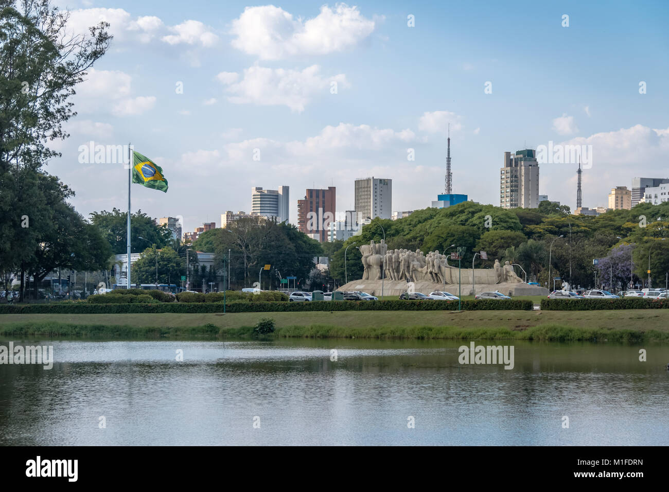 Monument Bandeiras, Parque do Ibirapuera et sur les toits de la ville avec drapeau brésilien - São Paulo, Brésil Banque D'Images