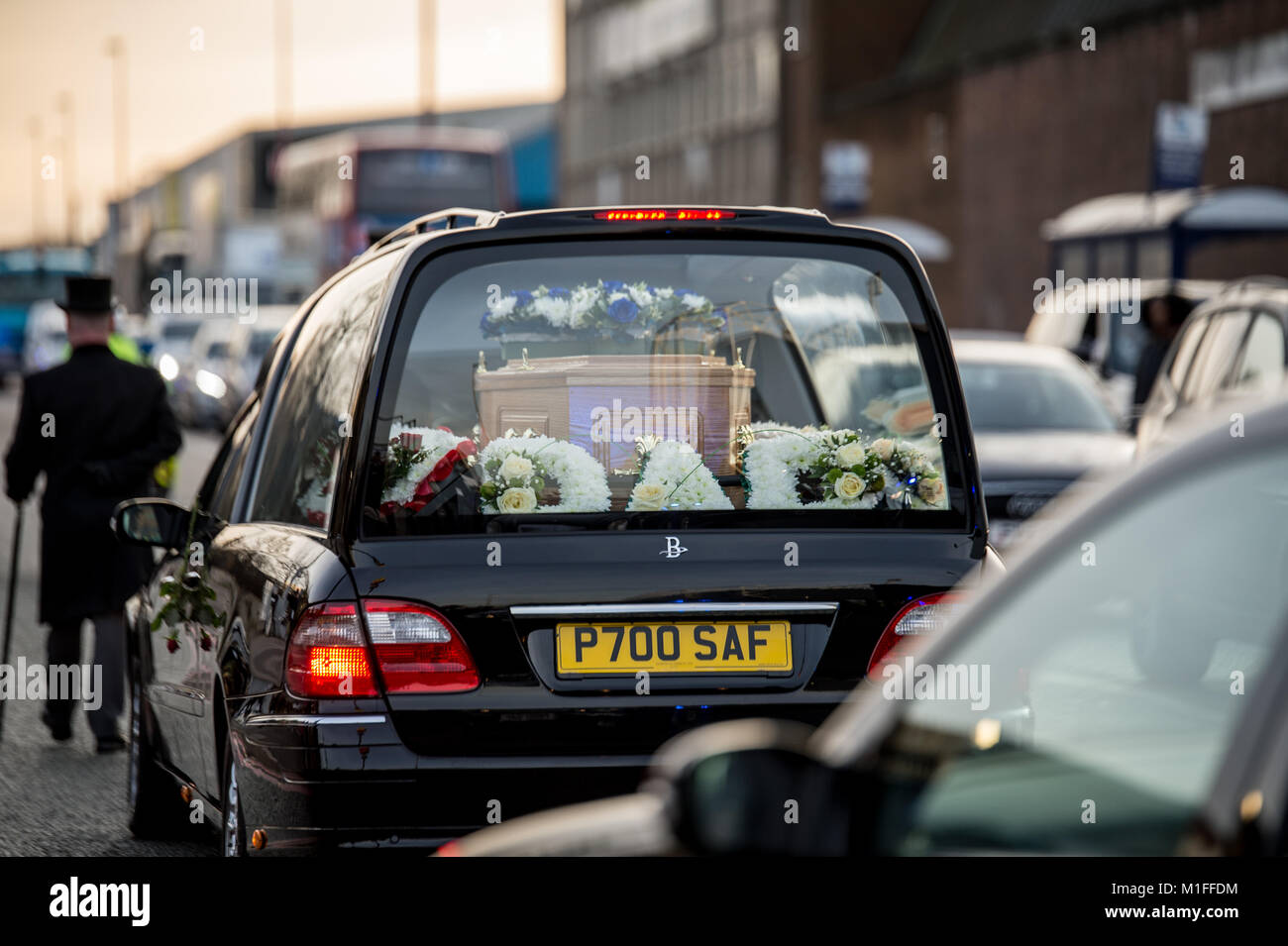 West Bromwich, UK. 30Th Jan, 2018. Cyrille Regis cortège funèbre arrive au terrain de football de West Bromwich Albions Les aubépines, où des foules immenses se sont réunis pour rendre hommage à une légende du football. Plusieurs ex-joueurs et gestionnaires ont participé à Banque D'Images