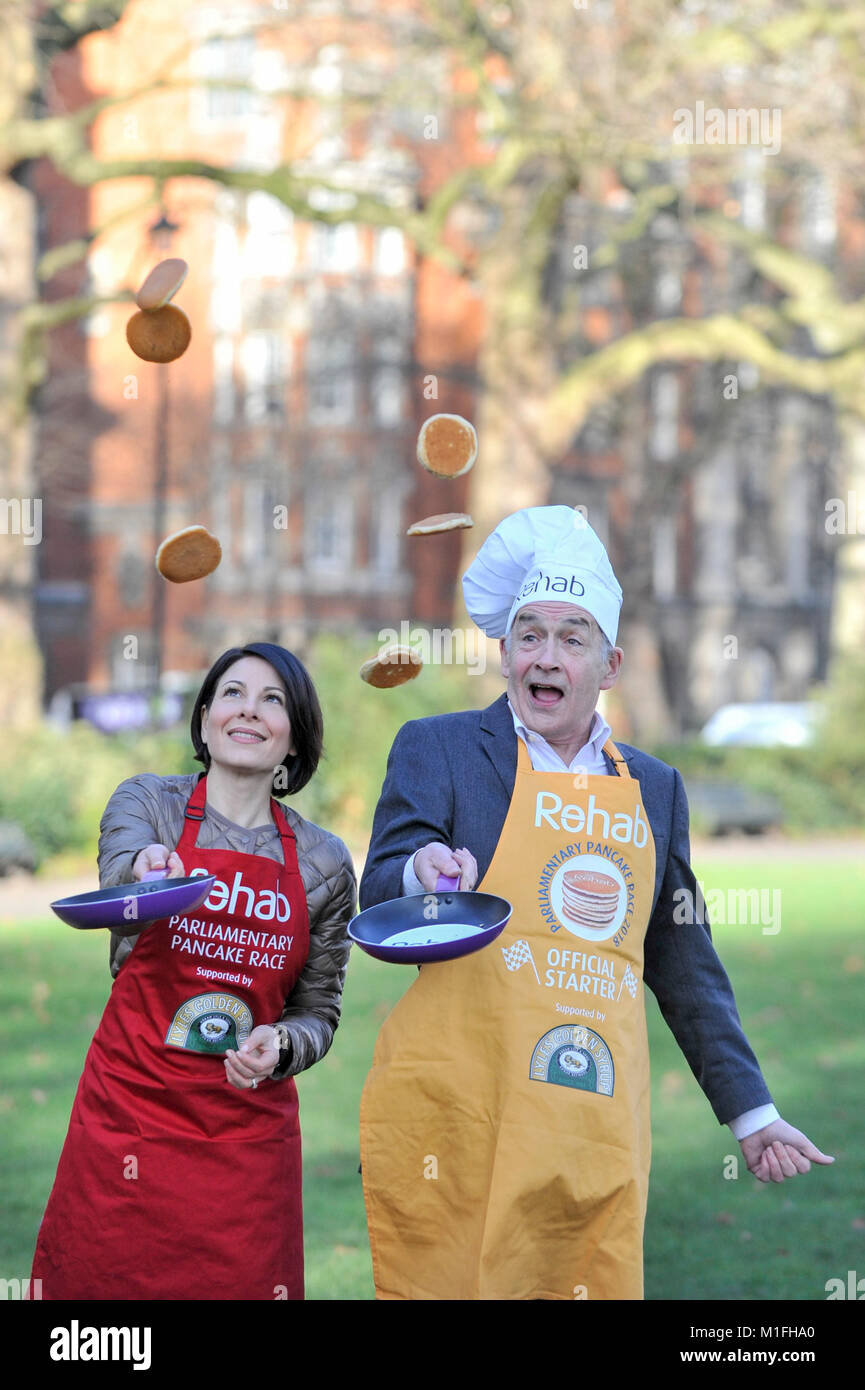 Londres, Royaume-Uni. 30Th Jan, 2018. Vétéran de la course et cette année, le démarrage officiel, présentateur de TVI, Alastair Stewart OBE, et ITV News' Lucrezia pour Millarini l'équipe Media, prendre part à une course de crêpes à Westminster bootcamp avant le main event, le Race, de crêpes parlementaire Rehab sur Mardi Gras. Crédit : Stephen Chung/Alamy Live News Banque D'Images