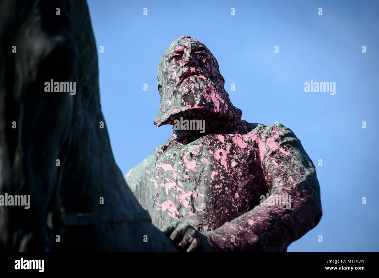 La Belgique. 30Th Jan, 2018. Monument du Roi Léopold II à Bruxelles, Belgique le 30.01.2018 . Une statue près du Palais Royal a été paintbombed avec peinture rose hier soir. Le Roi Léopold II est lié à l'époque coloniale, quand le Congo a été appelé 'jardin' troène sa. Le roi est à maintes reprises accusé de 10 millions de décès dans le temps de la colonisation. Par Wiktor Dabkowski | Conditions de crédit dans le monde entier : dpa/Alamy Live News Banque D'Images