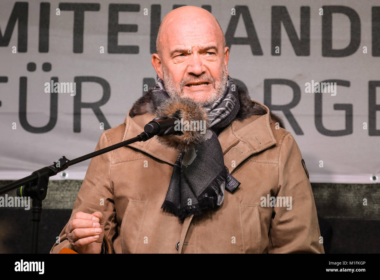 Bernd Osterloh, chef du conseil des travailleurs de Volkswagen, s'exprimant au cours d'un rassemblement par VW employés avant le début de la troisième série d'negoltiations salaire international chez Volkswagen à Hanovre, Allemagne, 30 janvier 2018. Photo : Rainer Dröse/Neue Presse/dpa Banque D'Images