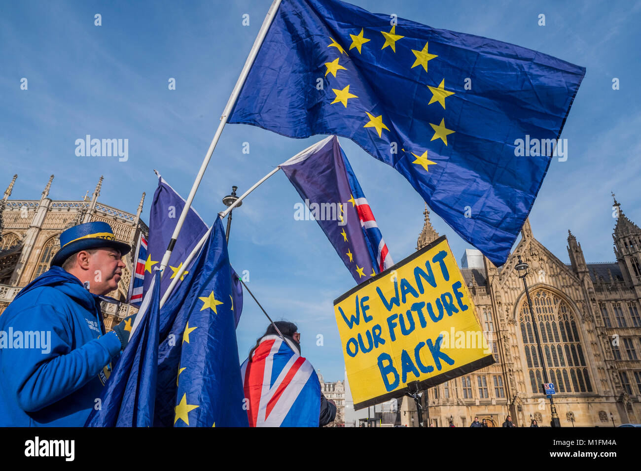 Londres, Royaume-Uni. 30 janvier, 2018. Steve Bray, 48, de Port Talbot mène une protestation contre tous les jours Brexit -avec d'autres partisans de rester dans l'UE (en vertu de la SODEM - temps de l'action bandeau) intensifier leur protestation devant les Chambres du Parlement que les seigneurs de la Loi et examen Brexit reamins le premier ministre sous la pression de son arrière-ban. Crédit : Guy Bell/Alamy Live News Banque D'Images