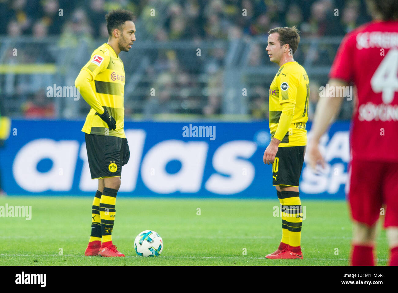 Pierre Emerick Aubameyang Li N Und Mario Goetze Gotze N Wiederanstoss Haus Anstoss Dem Apres 1 2 Objectif Ganze Figure Frustratedriert Gefrustratedet Frustre Decu Uscht Entt Uschung Entt Enttaeuschung Traurig Fussball 1 Bundesliga
