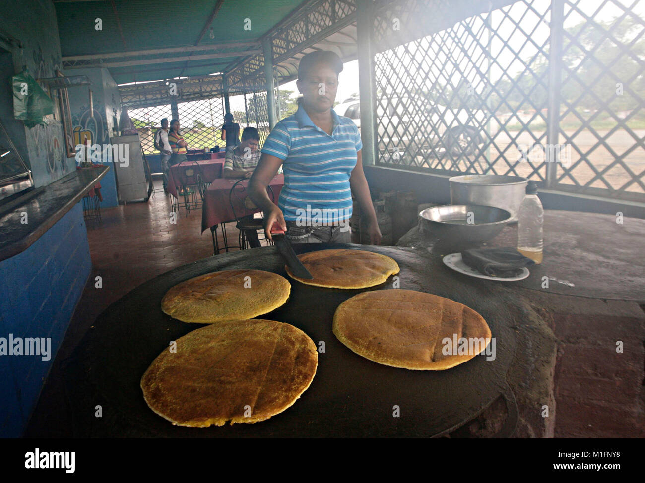 Maturin, Monagas, Venezuela. 8Th Dec 2012. décembre 09, 2012.Une femme retourne la cachapas dans le budare c'est une cuisine rudimentaire de brique et d'argile, dans la ville de Matur'n, Monagas Venezuela, etat.Photo : Juan Carlos Hernandez Crédit : Juan Carlos Hernandez/ZUMA/Alamy Fil Live News Banque D'Images