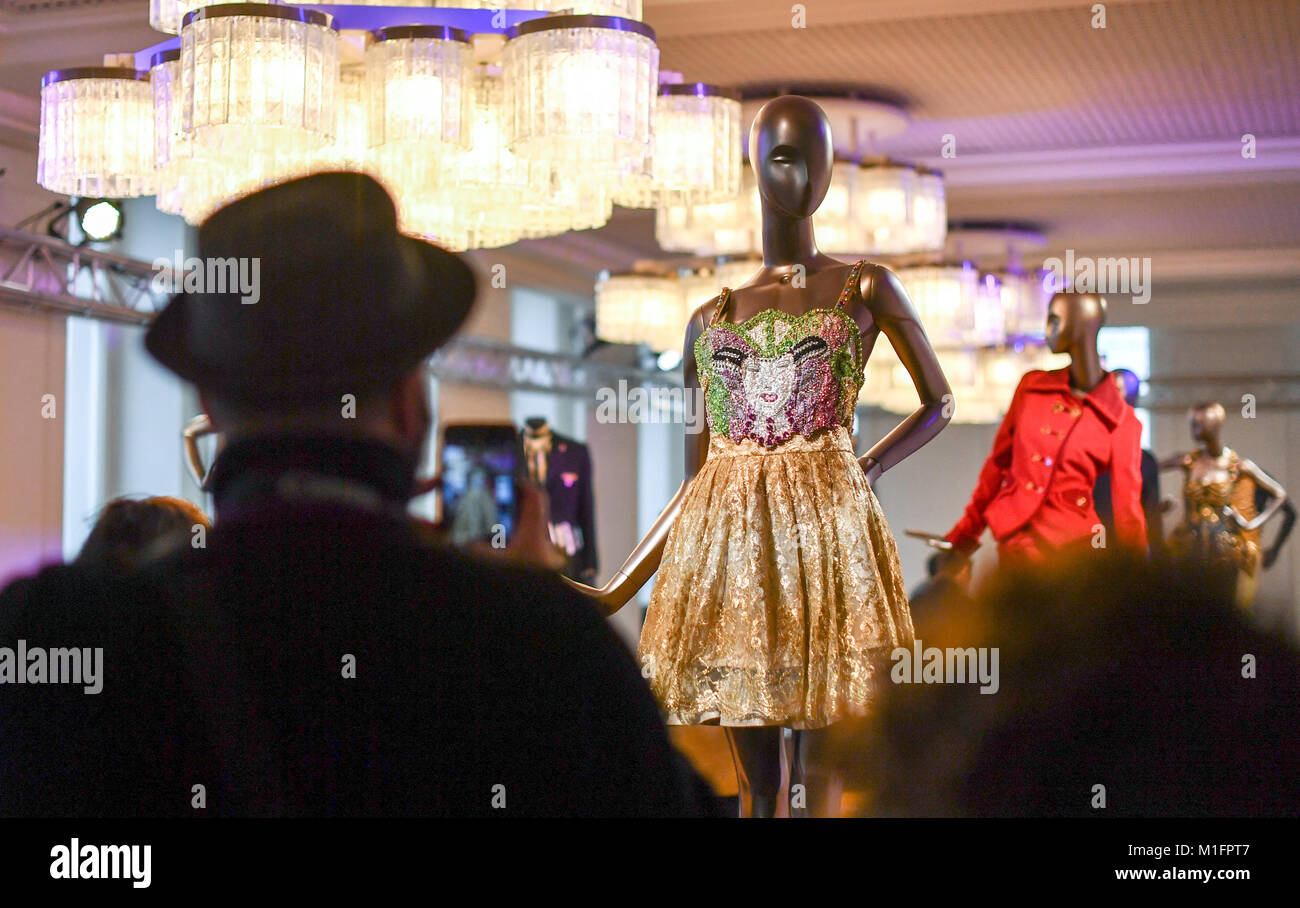 Berlin, Allemagne. 30Th Jan, 2018. Créations de Gianni Versace sont présentés à l'exposition sur le designer de mode dans le Palais du Prince de la Couronne à Berlin, Allemagne, 30 janvier 2018. Ici, c'est une robe de l'année 1991, qui montre le visage de la femme de 'la femme en or' peinture de Gustav Klimt. C'est la plus grande exposition sur le travail de designer italien, lequel devra être ouvert avec un défilé dans la soirée. Credit : Jens Kalaene Zentralbild-/dpa/dpa/Alamy Live News Banque D'Images