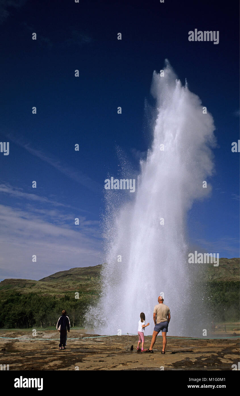 L'Islande. Geysir. Les gens de Strokkur geyser. Banque D'Images