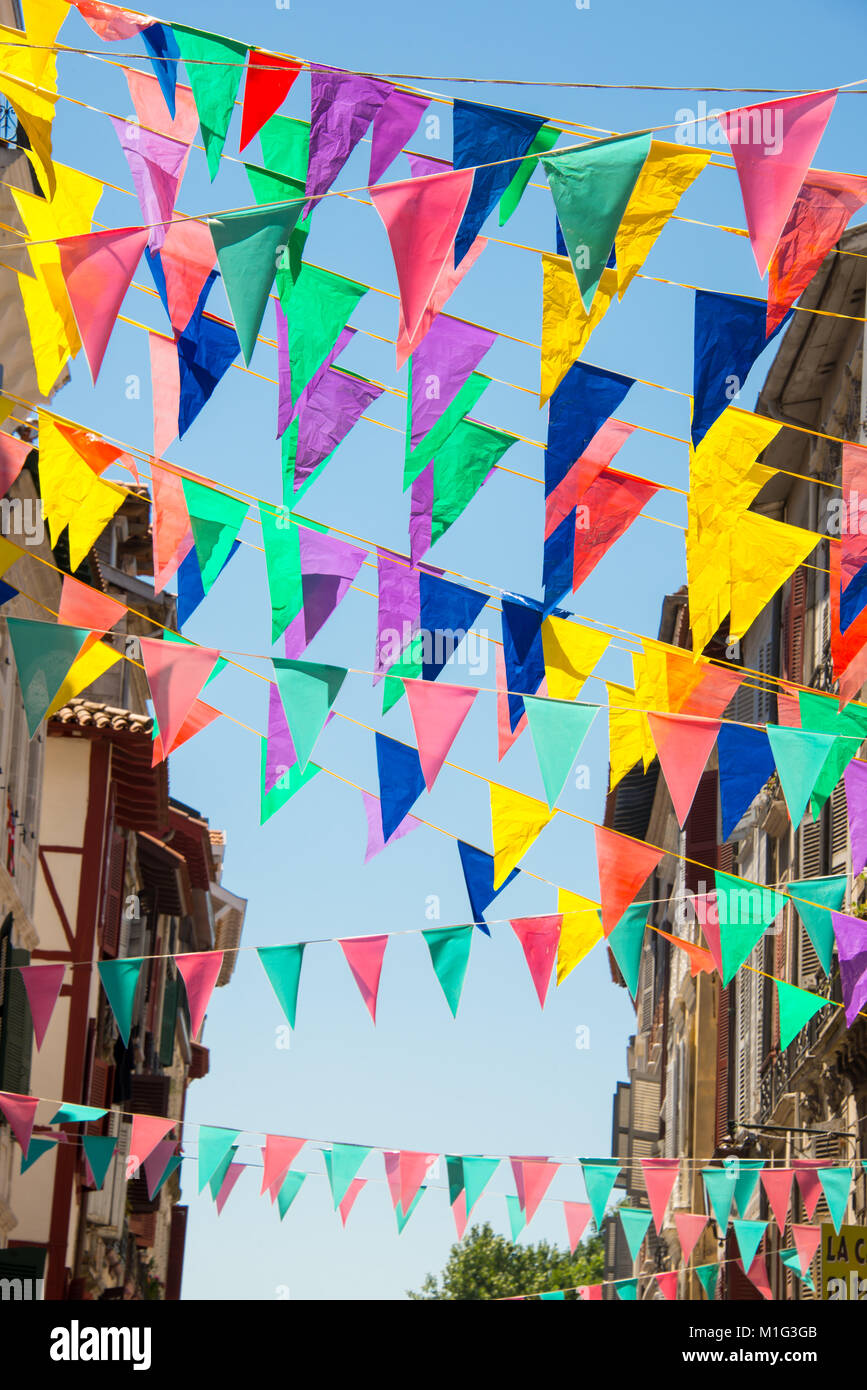 Guirlandes multicolores décorent les rues de la ville de Bayonne durant le festival d'été (fêtes de Bayonne) en août Banque D'Images