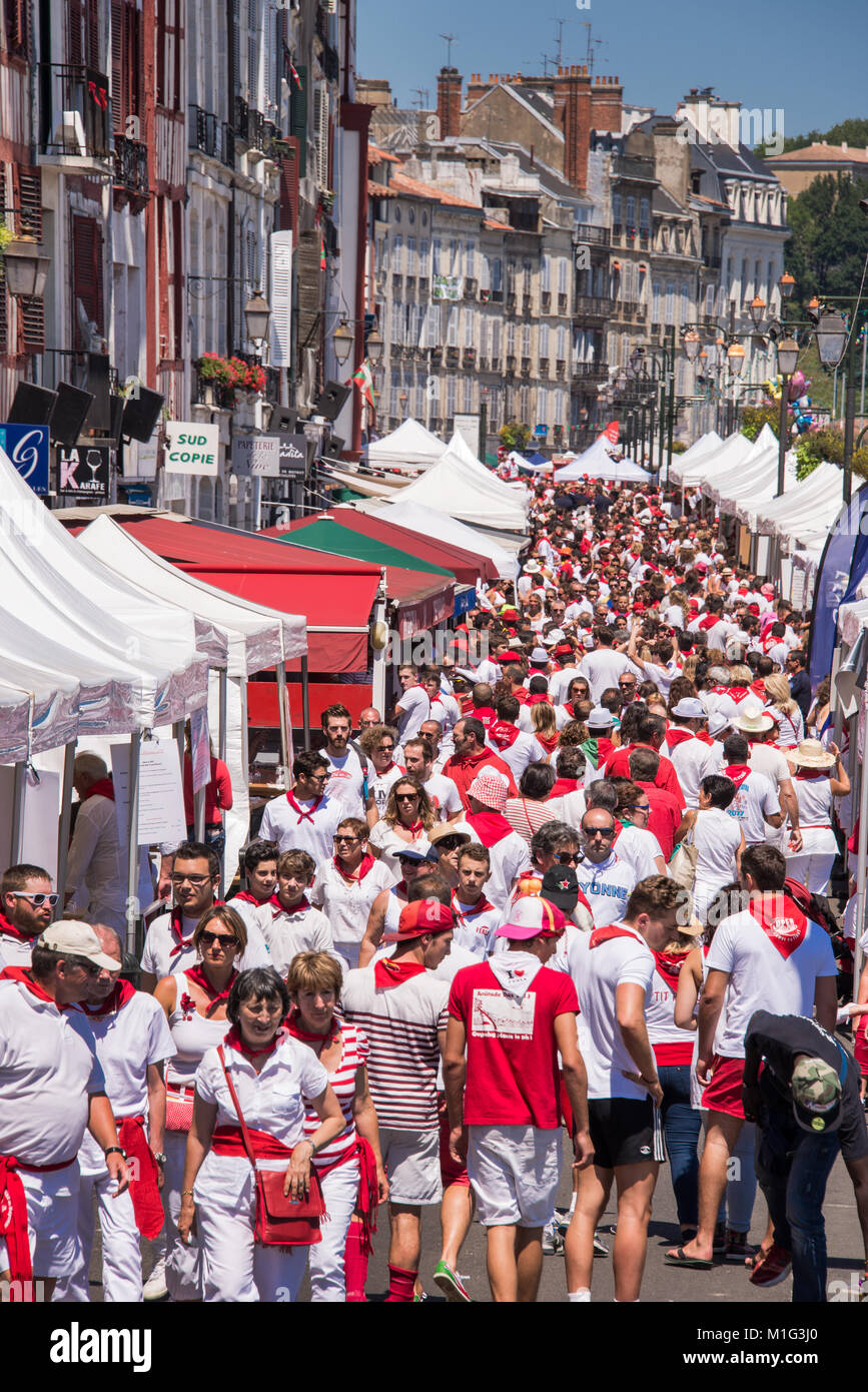 Foule de gens habillés en blanc et rouge à la fête d'été des fêtes de Bayonne (Bayonne), France Banque D'Images