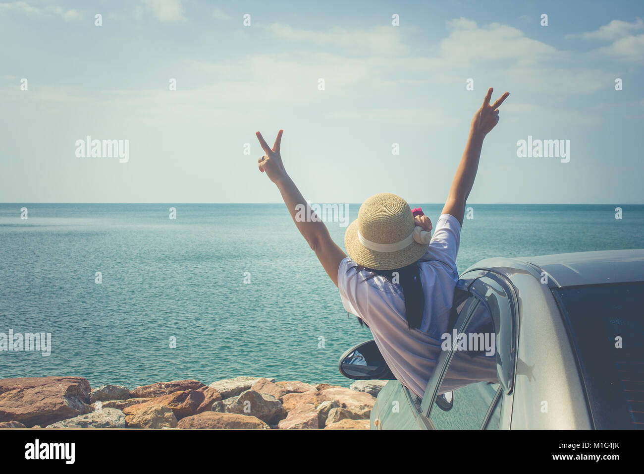 Concept de vacances et de famille heureuse : déplacement en voiture à la mer, Portrait femme ressentir le bonheur dans l'argent voiture. Banque D'Images