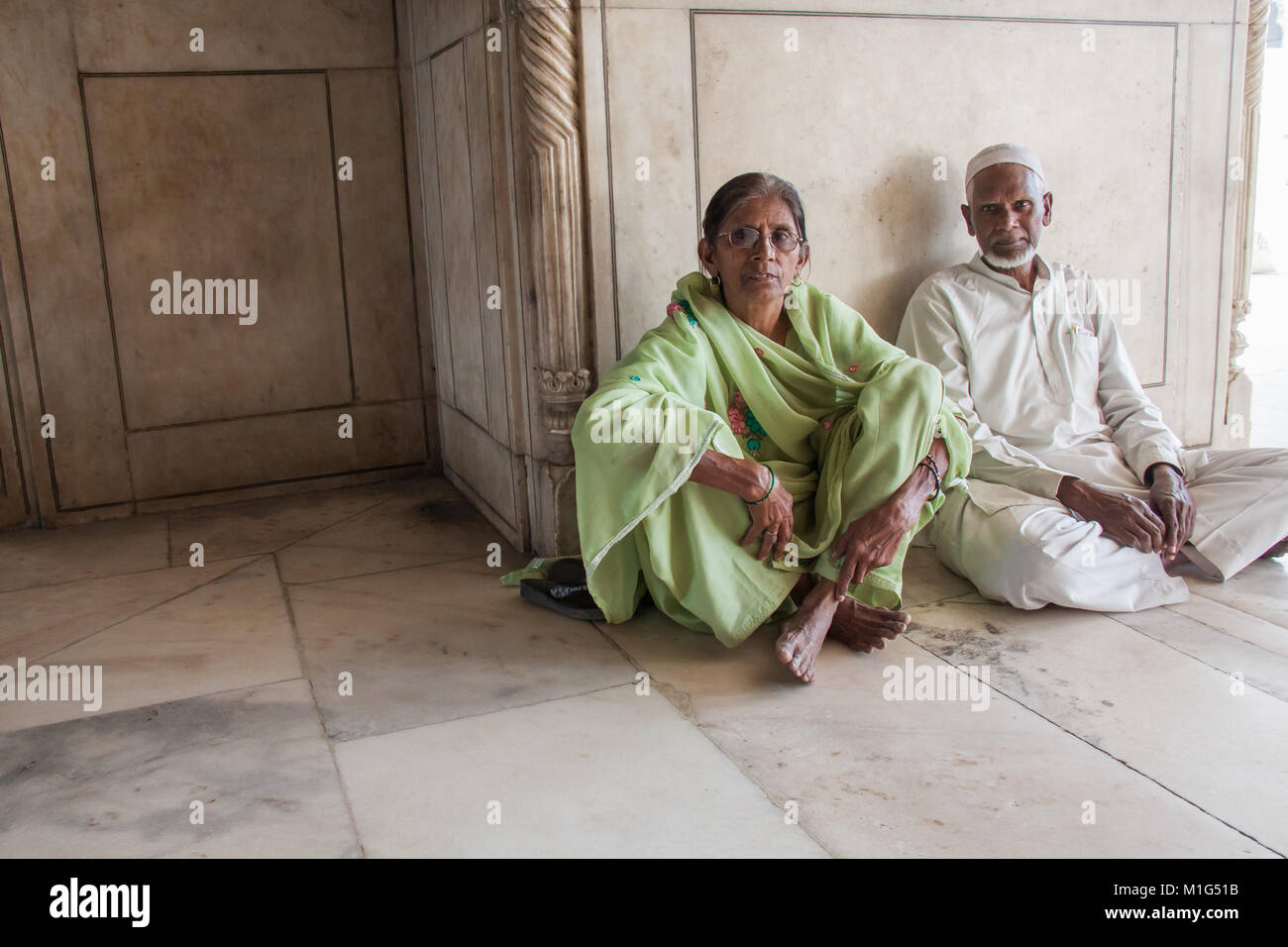 Vieux couple indien à l'intérieur du Fort Rouge dans Rakabganj, Agra, Uttar Pradesh, Inde Banque D'Images