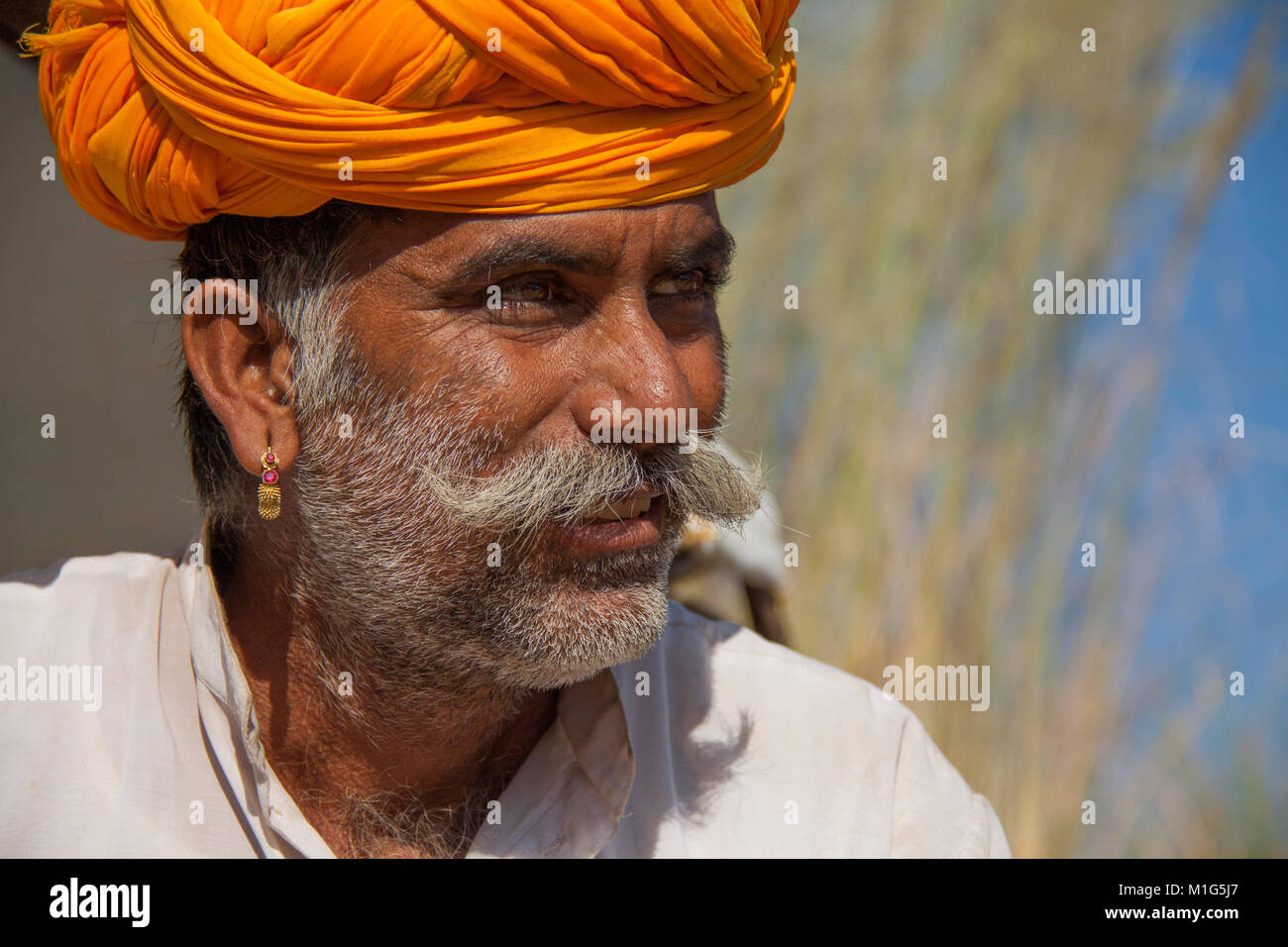 Portrait de panier chameau chameau pilote à Pushkar Fair, Rajasthan, Inde Banque D'Images
